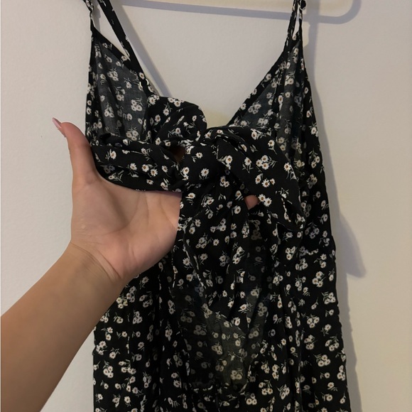 FOREVER 21- Short V neck floral dress with backless and bow tie at the back - Picture 3 of 4
